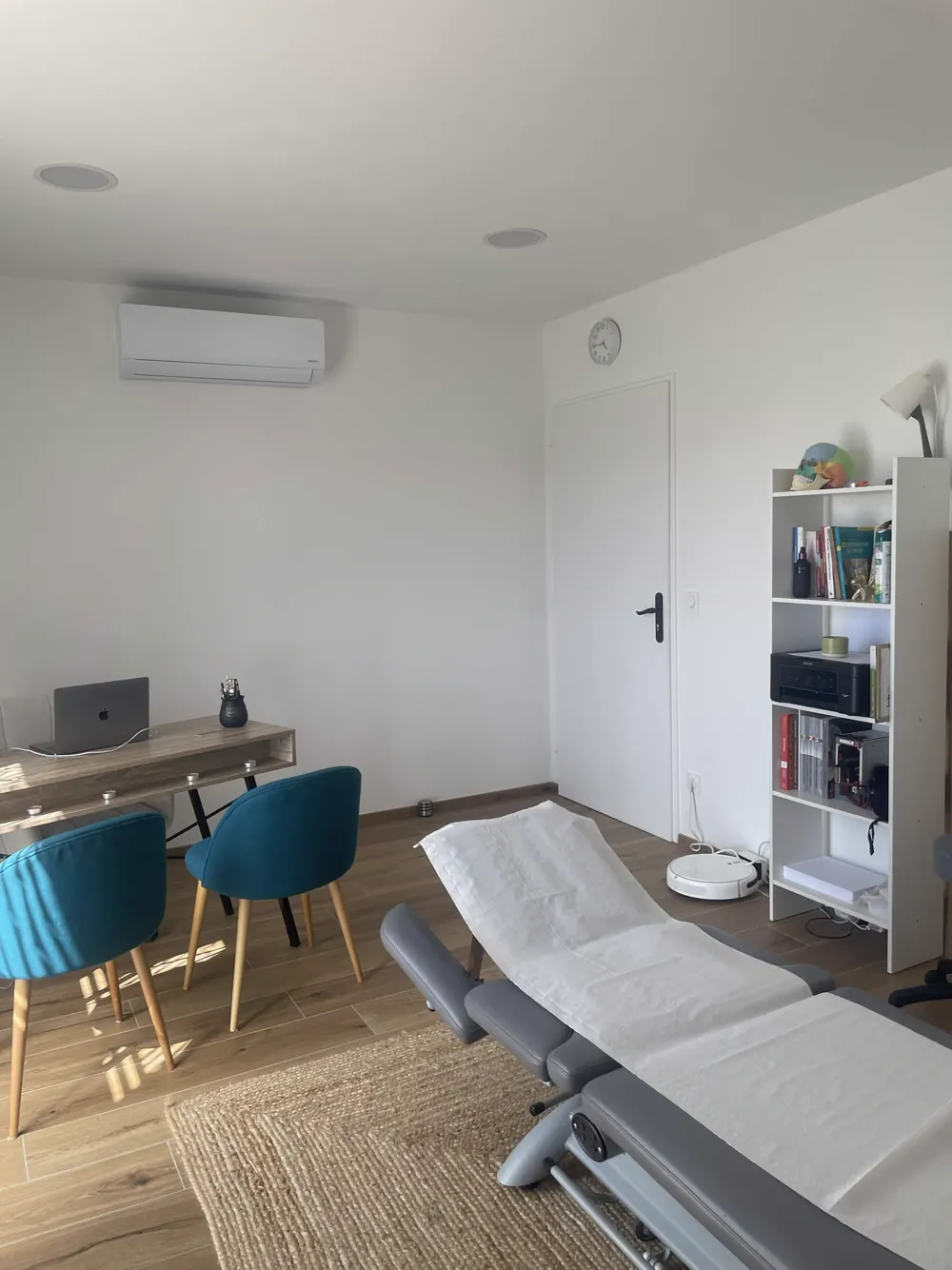 Salle de soins — table d'ostéopathie et espace de travail